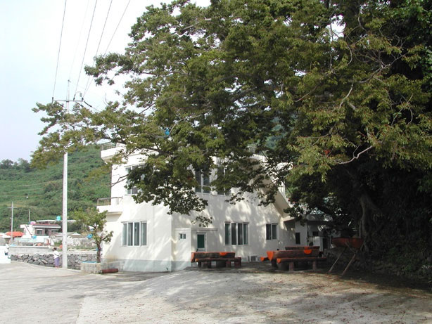 연대도 마을회관 뒤편 휴식공간 사진