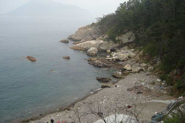 깨끗한 바닷물과 해변가 사진