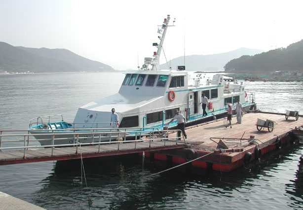 용초도 산착장과 누리호 사진