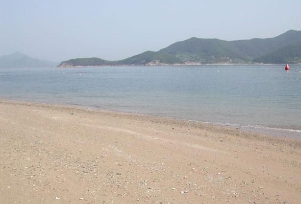 용초마을 해변(건너편 한산도 보임) 사진