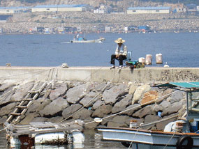 곤리마을 부두 선착장에서 낚시를 즐기는 낚시꾼 사진