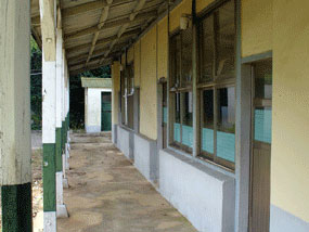 폐교된 교실복도 사진