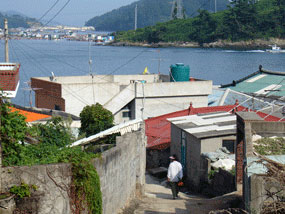 마을 중간쯤에서 바라본 바다 사진