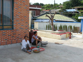 여러 가지를 알려주신 마을 어르신들 사진