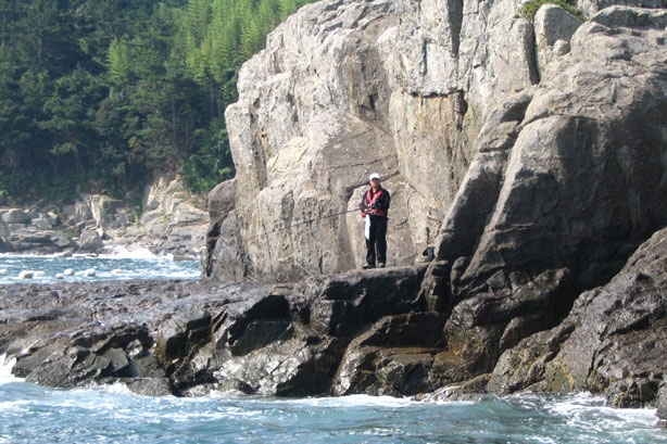 납도에서 낚시하는 모습 사진