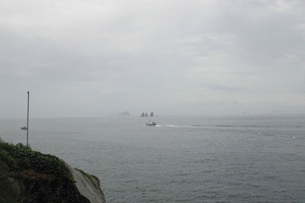 대매물도를 들른 후 소매물도로 떠나는 페리호 사진