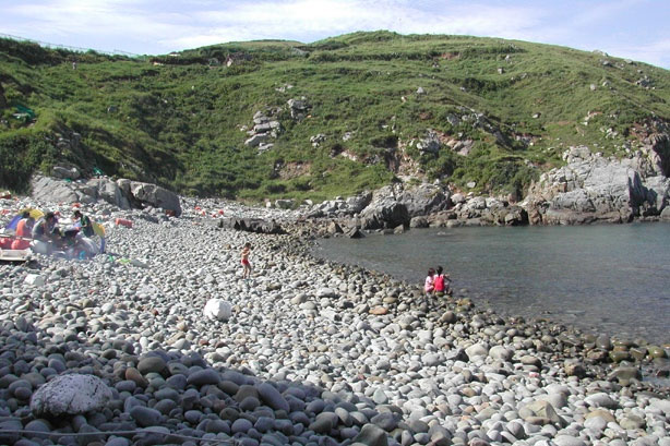 당금해수욕장 몽돌밭에서 해수욕 즐기는 피서객들 사진