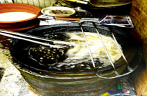 통닭 튀기는 모습