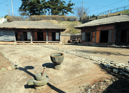 청마문학관에 있는 청마생가