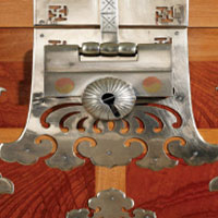 반닫이 자물통과 화려한 장석