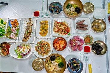 통영나물밥과 생멸치회무침