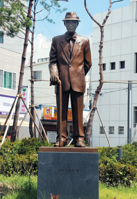 항남동 오거리 쌈지공원 김춘수 동상